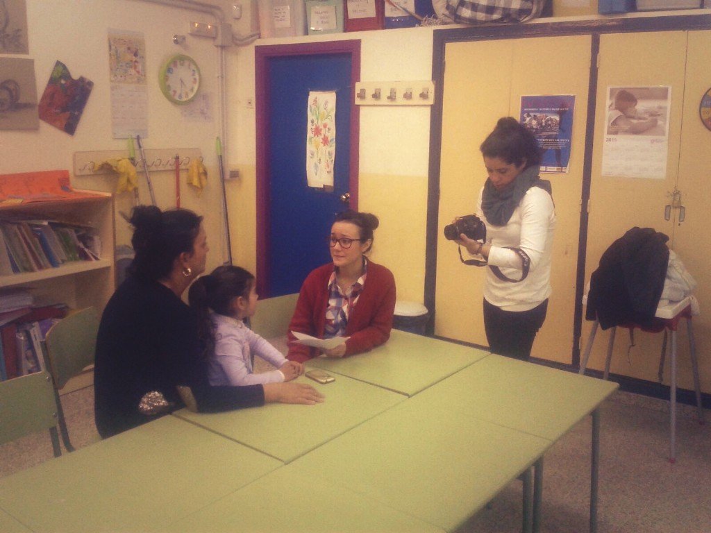 ResFloraTristan's tweet photo. Ayer paramos a comer en el @IesPSur y luego entrevistando a mujeres del taller d costura d @AsocEntreAmigos #8M https://t.co/7hxgkYGt43