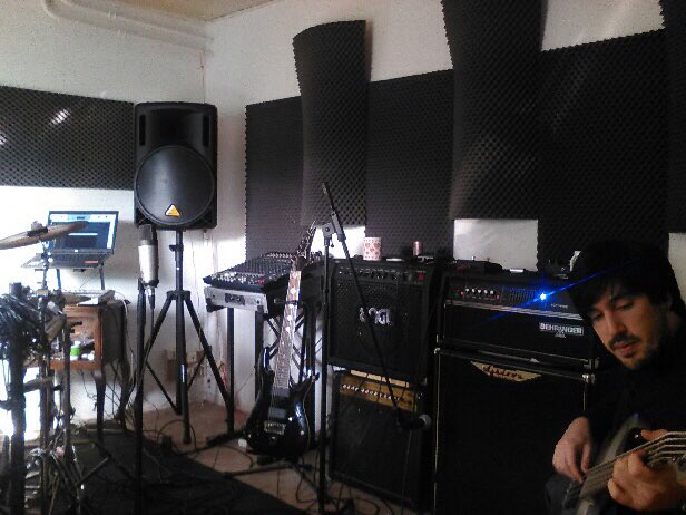 LampRayMetal's tweet photo. Putting the new amps' sound to the test https://t.co/CgjopnTQZX