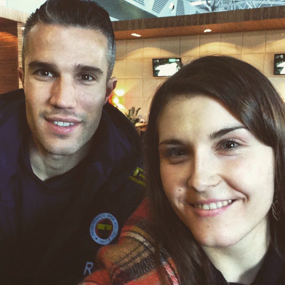 Totally shocked!!! Just met <a href="/RobinVanPersie7/">Robin Van Persie</a> in the airport!!!!😱⚽️😍🇳🇱