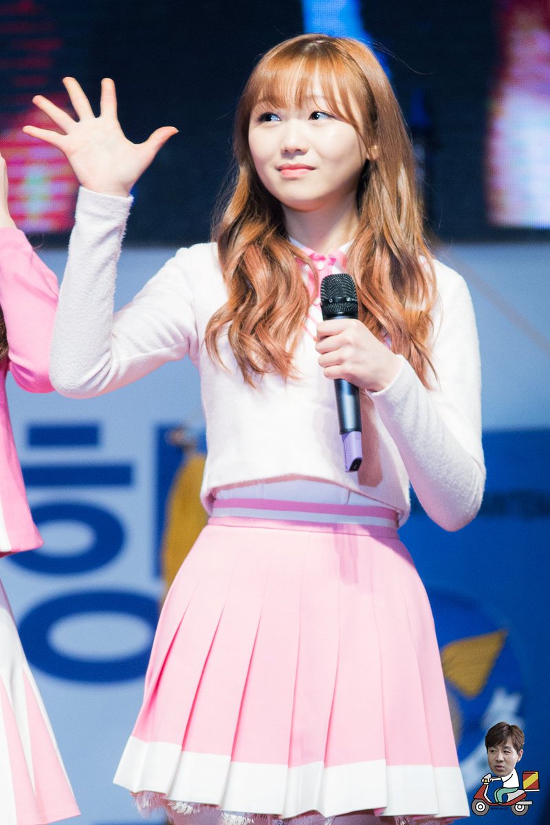 부우웅 털커덕 끽!
이건 더쿠들에게 인사하는걸까...
아니면 자기 손이 이렇게 크다고 자랑하는걸가.....
i.imgur.com/gwCYKV4.jpg