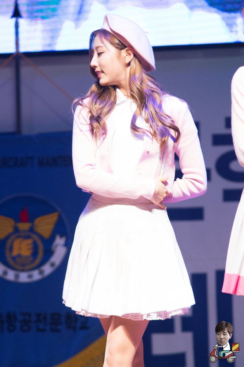 부우웅 털커덕 끽!
예인이의 오똑한 콧대 위에서 미끄럼틀 타다가
호수같은 눈망울에 빠져죽고싶다
i.imgur.com/BW6P2cv.jpg