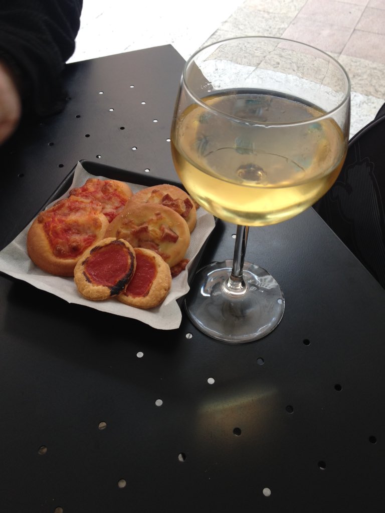 angelacanspell's tweet photo. Had a pretty great #vino and #tinypizzas in #Civitavecchia before embarking on our #cruise yesterday https://t.co/jWKJscWyID