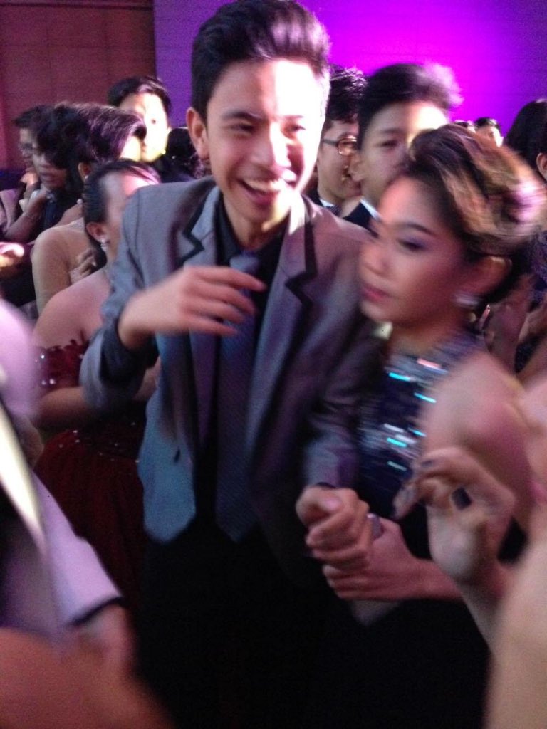 DecaInan's tweet photo. Spotted: Jackson and Wendy pinagkakaguluhan. Iba talaga ang #WenSon https://t.co/LaohjG7nP4