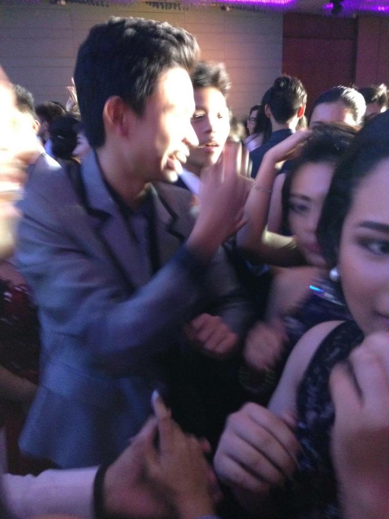 DecaInan's tweet photo. Spotted: Jackson and Wendy pinagkakaguluhan. Iba talaga ang #WenSon https://t.co/LaohjG7nP4