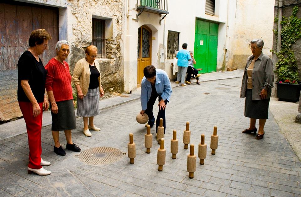 Hoy celebramos el #viernes con un #JuegoTradicional que seguramente todos conocéis. ¡Los #birlos o bolos!.