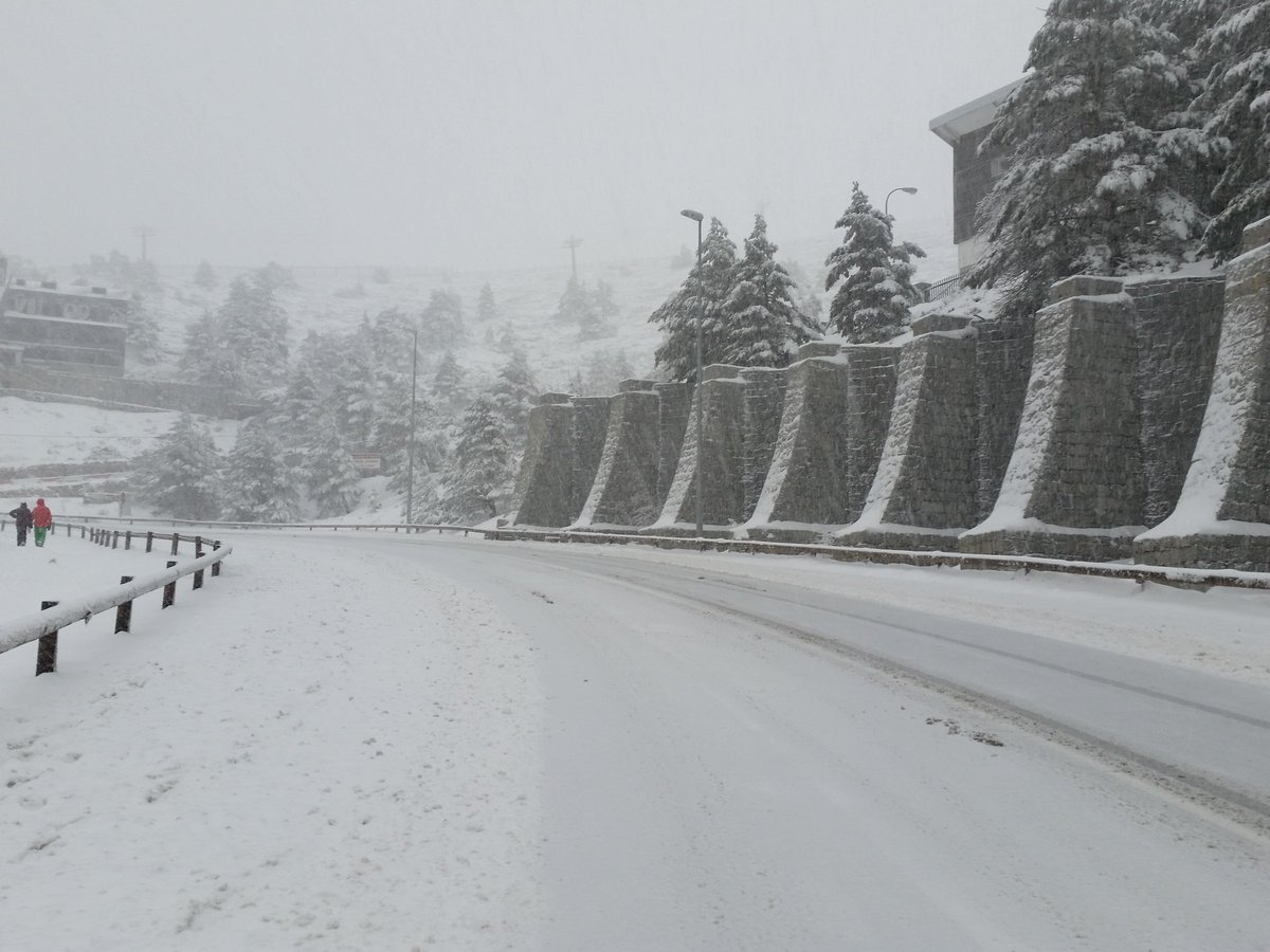 PNGuadarrama's tweet photo. ⚠PRECAUCIÓN
Situación complicada en  Sierra Guadarrama, nevadas intensas y persistentes
Ya se acumulan 40cm a 1900m https://t.co/FvBOXtLtyO