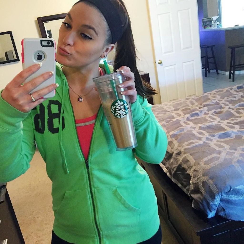 ThatCLeigh's tweet image. When your man comes home with @Starbucks 💚
Its just as good as him coming home with flowers. 😂
#ButReallyThough #Lo…