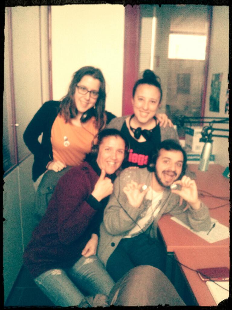 Visitando la radio para promocionar la funcion del domingo viva <a href="/TeatroAciegas/">TeatroAciegas</a> <a href="/radiadoraOrg/">radiadora.org</a> @NitoFD Viva el Teatro!