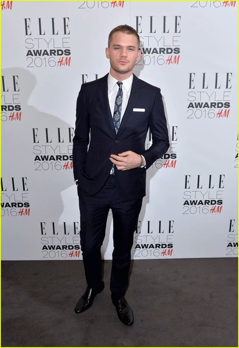 FallenaticsBRA's tweet photo. Jeremy Irvine no Elle Style Awards que aconteceu dia 23 de Fevereiro em Londres! https://t.co/ZEGhPI02LR