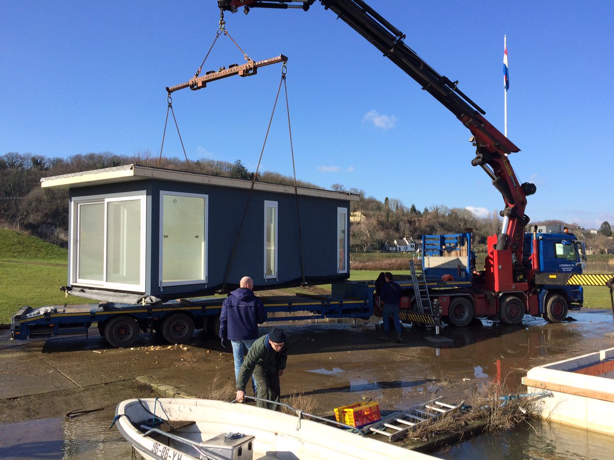 RCP wandelementen met blauwe spuitkurk. #lichtgewicht 3500 kg opbouw waterchalet 7,5x3,5m. <a href="/RcPanels/">Rc Panels</a>