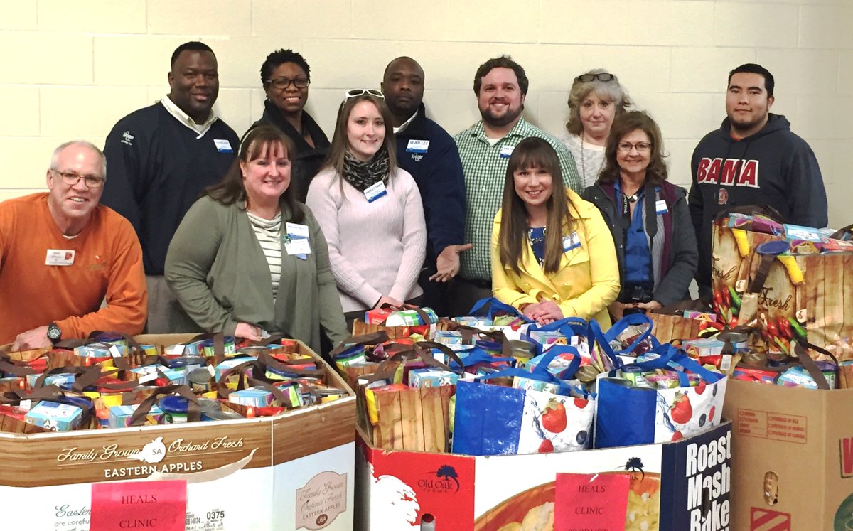 FoodBankAL's tweet photo. Thanks @kroger volunteers for packing food to distribute at school food pantries through @HEALSINC clinics #thanks https://t.co/Q1yBs97k9Q