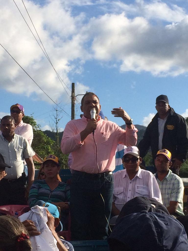 jbaezmaceo's tweet photo. Bienvenido Santana ganador de la encuesta que le otorga el paso a la candidatura a diputado por el PLD en Ocoa. https://t.co/bWxxDvYgOo