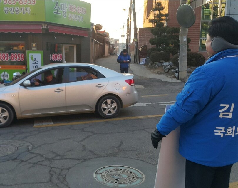 dookwan's tweet image. D-47
주머니 쌈짓돈으로 자판기 커피를 뽑아주시는 어르신.
가던 차를 세워 인사하시고 가시는 시민.
두 손을 가만히 붙잡고 바라봐 주시는 따뜻한 시선들.
새벽부터 나선 피곤함에도 저를 움직이게 하는 힘입니다