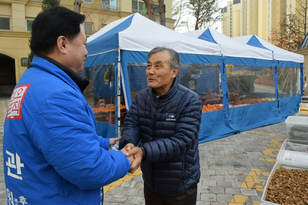 dookwan's tweet image. D-47
주머니 쌈짓돈으로 자판기 커피를 뽑아주시는 어르신.
가던 차를 세워 인사하시고 가시는 시민.
두 손을 가만히 붙잡고 바라봐 주시는 따뜻한 시선들.
새벽부터 나선 피곤함에도 저를 움직이게 하는 힘입니다