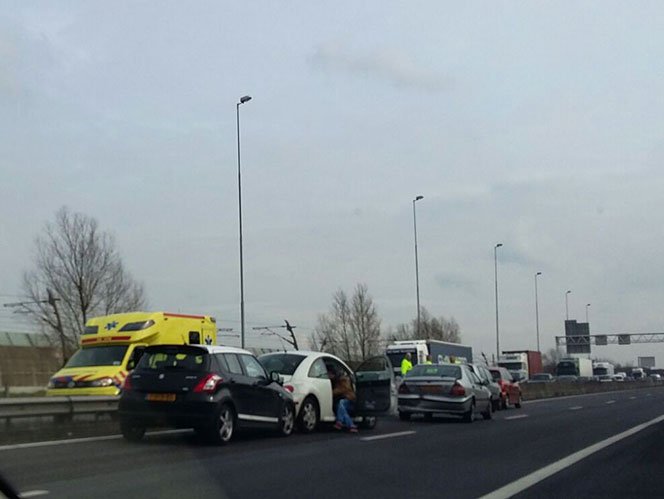 Op de snelweg #A15 zijn bij #Papendrecht zojuist vijf auto's op elkaar gereden s.ad.nl/4252427