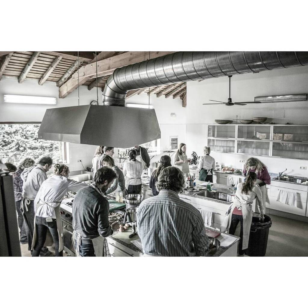 Hoy toca #teambuilding, y que mejor que una buena clase de cocina participativa? #cooking … bit.ly/1QBywYo