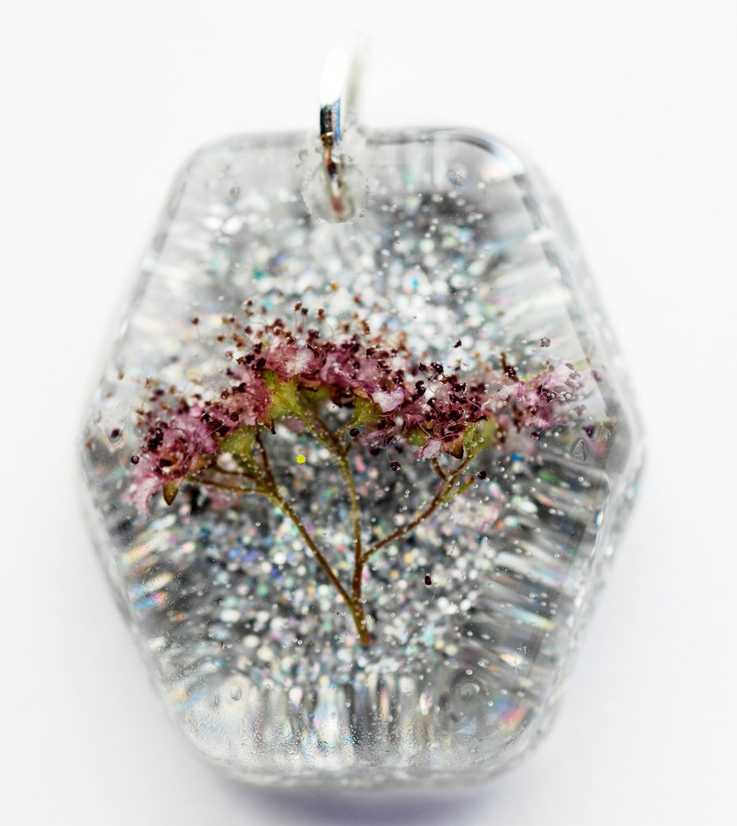 DanaNDesign's tweet photo. Resin Pendant with dried flower and glitter https://t.co/UbUW2rMyot #DanaNDesign #HandmadePendant https://t.co/TE6eScV3AA