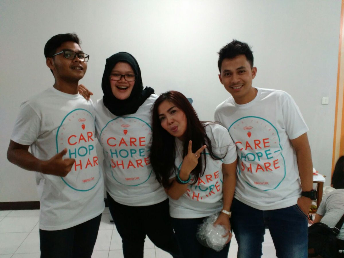 RumahHarapanID's tweet photo. Thanks @cosmicclothes, kaos u/ @RHVCF_Bandung nya kece berat! Yg lain, yuk cek https://t.co/QcZ91gjvRT #Fundonation https://t.co/Z9RsNIv6Vg