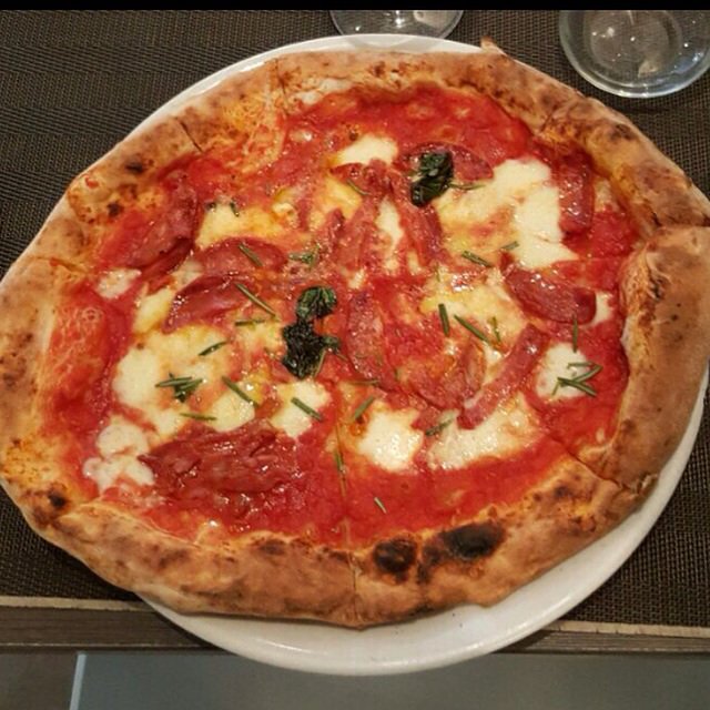 murivecchi's tweet photo. Viernes picante en #Murivecchi 😏 #Pizza con salamino napolitano picante y rosmarino #pizzastreat #BuenViernes https://t.co/9ywDZfG7OC