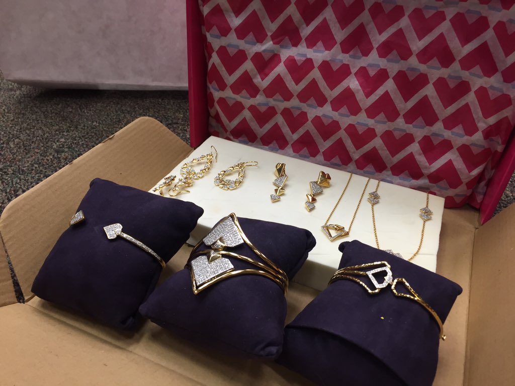 Thanks @DiamondsUnleash ! Tune in to check out these beautiful jewels on <a href="/fox5ny/">FOX 5 NY</a> for the #oscars #gdny #diamonds