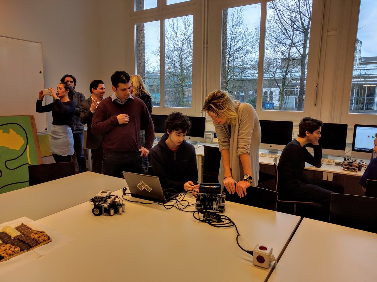 q42's tweet image. Vandaag was de aftrap van #Coderclass @MetisMontessori! Het @RTLnieuws was er ook bij! Kijken dus vanavond om 19.30!