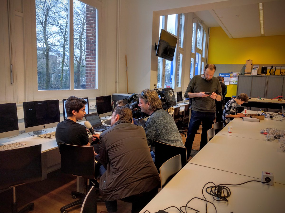 q42's tweet image. Vandaag was de aftrap van #Coderclass @MetisMontessori! Het @RTLnieuws was er ook bij! Kijken dus vanavond om 19.30!