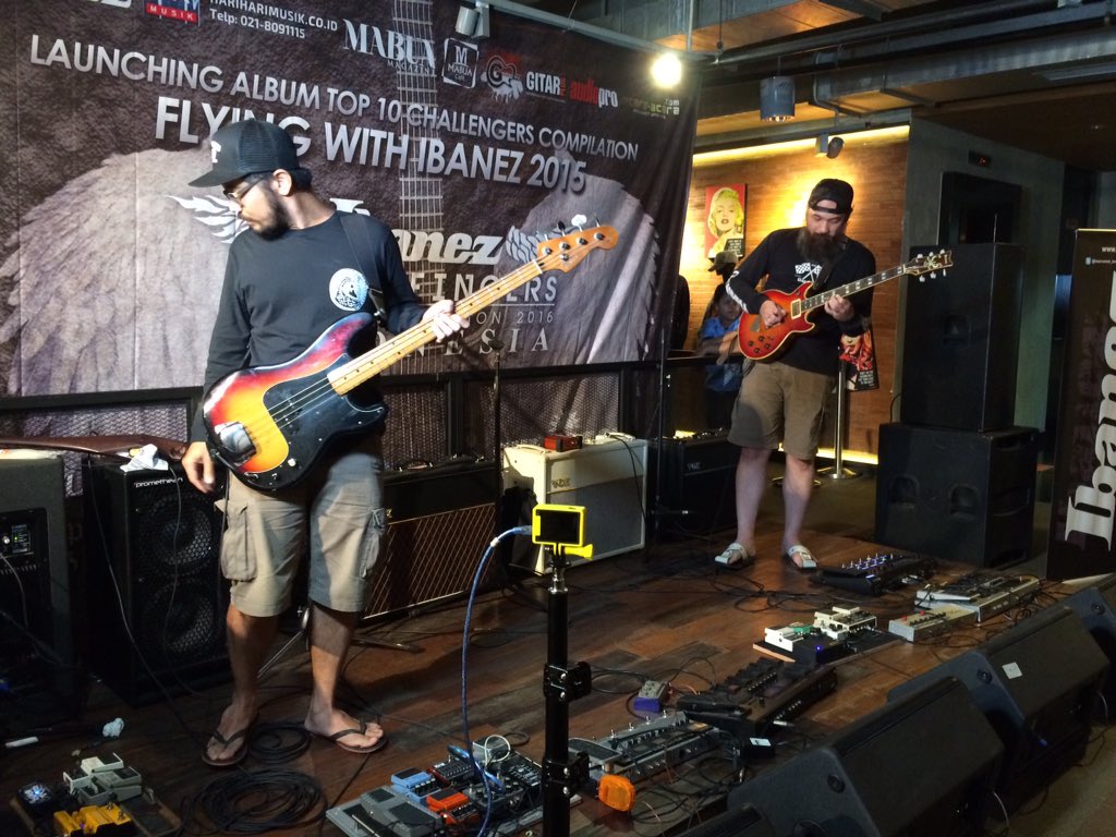 LOG_ID's tweet image. Flying With Ibanez. Now!