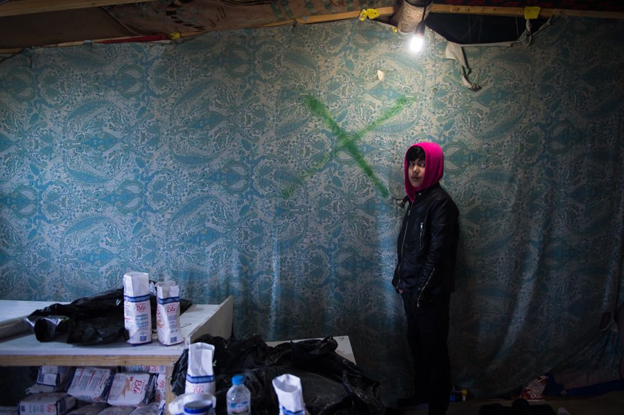 CDecorde's tweet photo. #calais #newjungle #refugies  //Les dessous de la Jungle//
 éditing en cours. ©Constance Decorde @StudioHansLucas https://t.co/mLwjjhM9Om