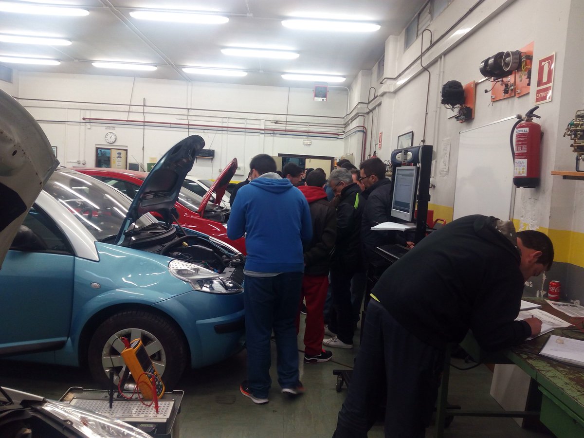 Visitando <a href="/ies_luisvives/">IES LUIS VIVES</a> Profesionalidad con larga trayectoria en #Leganés