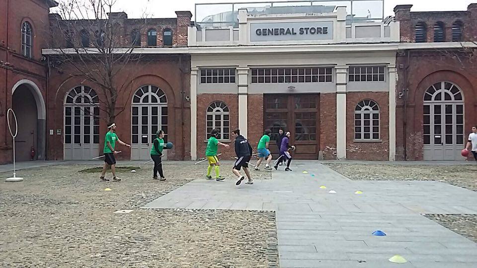 ITH_magazine's tweet photo. Abbiamo pensato che la Scuola Holden somigliasse a Hogwarts. Cos'altro fare se non una partita a Quidditch in pausa? https://t.co/PyrmQnq6ug