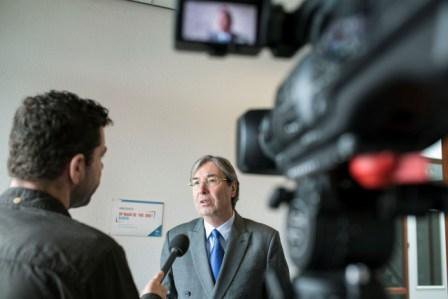 Aanjager <a href="/henkvanhoof/">Henk van Hoof</a> overhandigt het eerste ambassadeursbordje @IRIK_Bouw Mooi filmpje
lwv.nl/activiteiten/v…