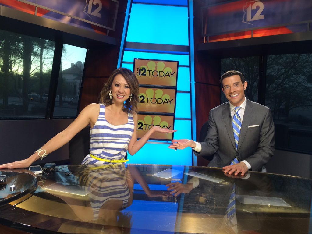 mattmauronews's tweet photo. Accidental Friday match! Great minds think alike! #12news https://t.co/4BXWi4sKEe