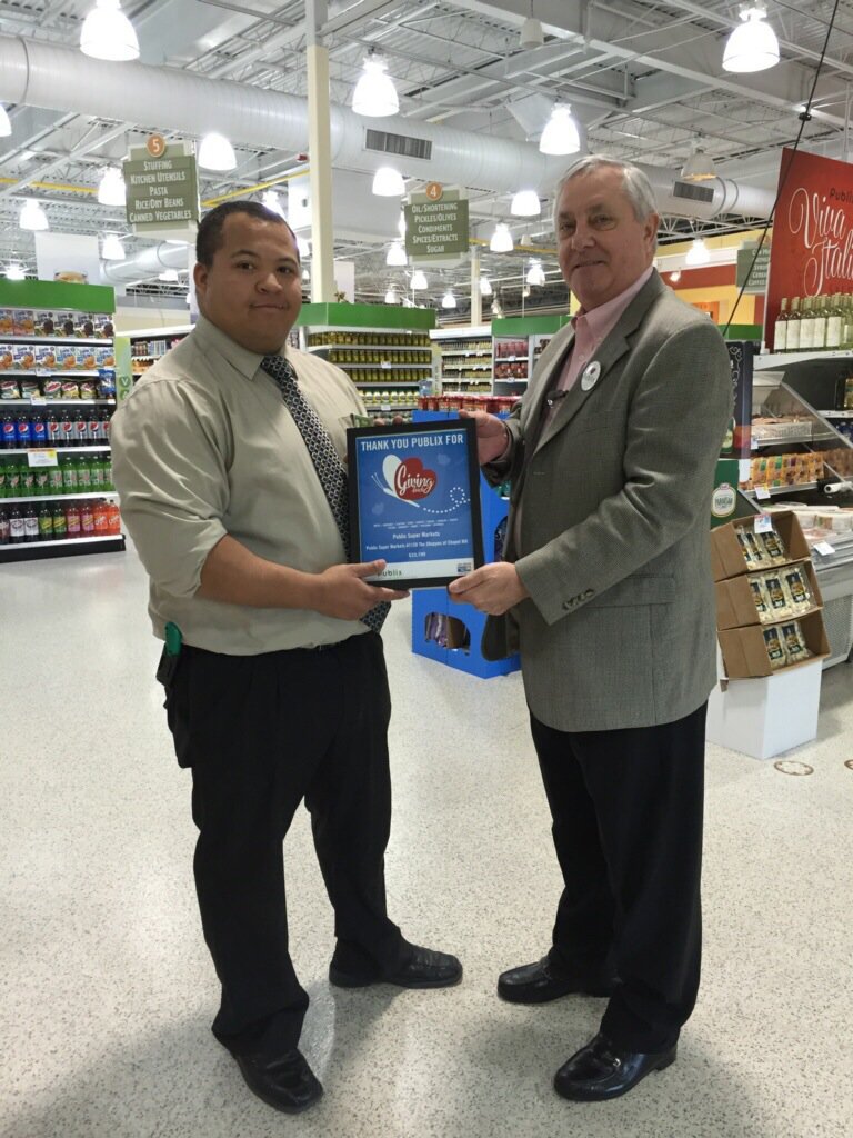 UWGADLewis's tweet photo. #UWGADouglas Board member Chris Houtchens of ServisFirst Bank thanks Brian Bowers #UWthanxPublix @unitedwayatl https://t.co/NHUcWbWtVc