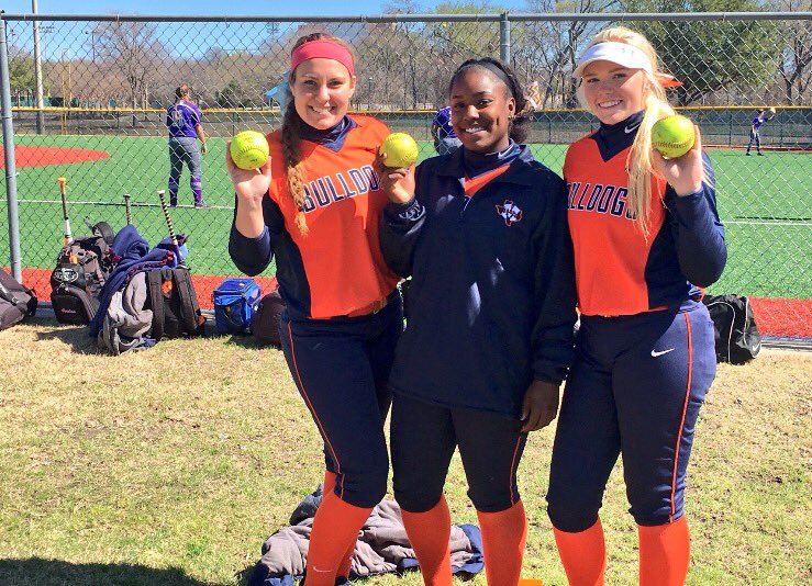 Bombers18u's tweet photo. Widows hitting more Bombs! #widownation #OSCstrong @MorganSebastia2 @TarynnHuston @laurenhuff22 @IngramChet https://t.co/7QZqHivXLL
