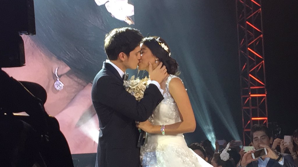ViceGandaorg's tweet image. itsShowtimena: RT mjfelipe: PHOTO: James Reid and Nadine Lustre just broke the internet. #OTWOLTheLastFlight