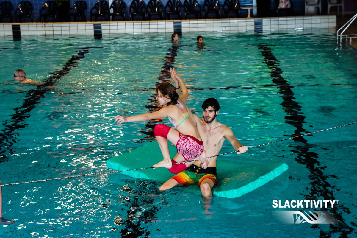 Slacktivitynl's tweet image. Lekker slacklinen in het zwembad! Tijdens de slackline week in @badbloemendal