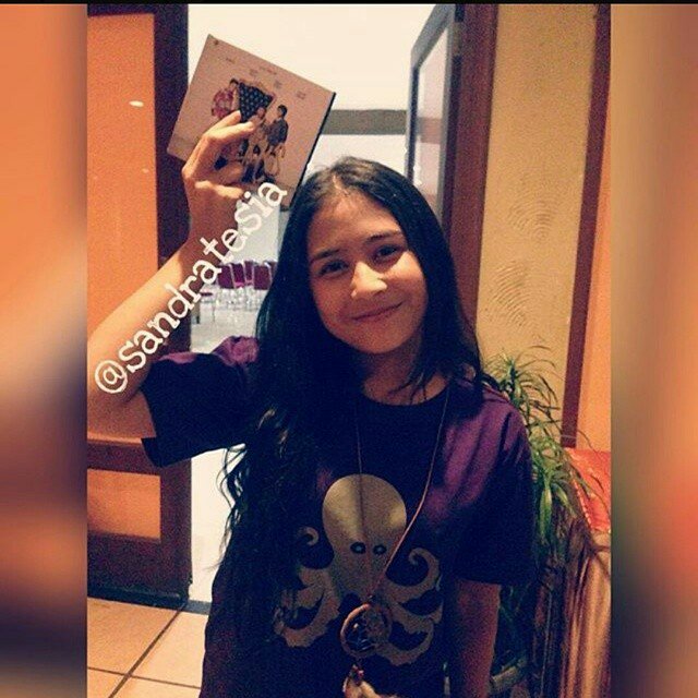 LindhaParwati's tweet photo. Yeahhhh saling support buat sahabat hidup ye Mprill..pose nye jg samaan sm si abang @alysyarief @PrillyBie https://t.co/1BXihHnsij