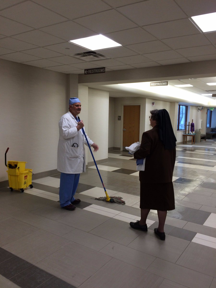 "All hands on deck" - Here's a @FranciscanNWI surgeon mopping floors to help out during the blizzard. #nwindiana