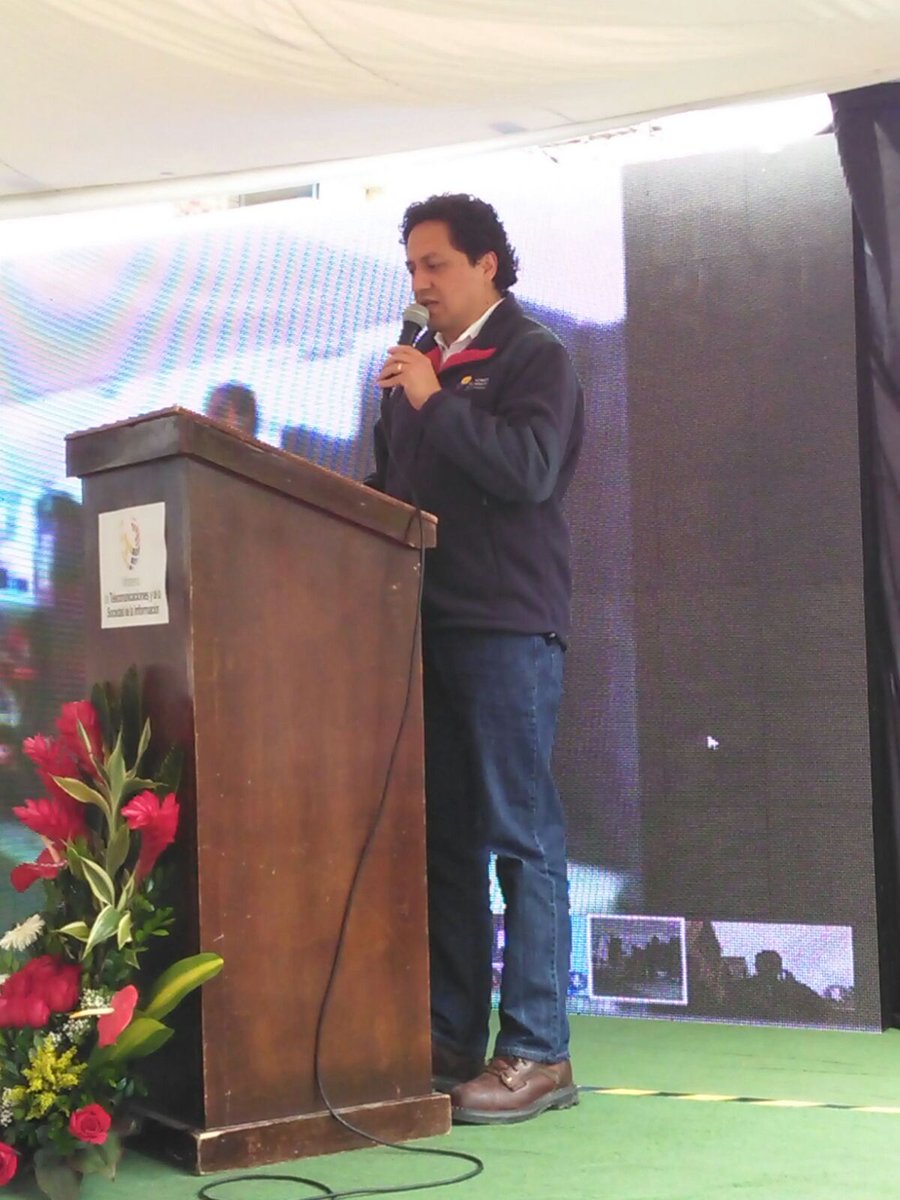 Arcotel_ec's tweet photo. Ministro @RafaelPovedaB @EstrategicosEc da las palabras de bienvenida #Megainfocentros e #InfocentrosComunitarios https://t.co/meUCk6p3xn