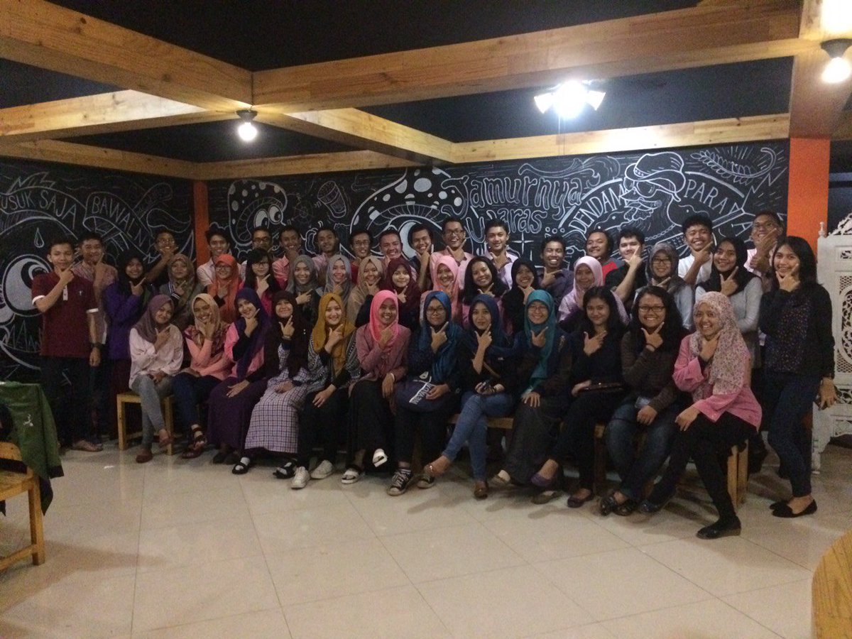 BEMUndip_PSDM's tweet photo. [ LIVE TWEET ]
Gathering PERSIA DIPO #1 ditutup dengan sesi foto bersama #PSDMInspiring #MelukisKebanggan https://t.co/N2PYu9GinZ