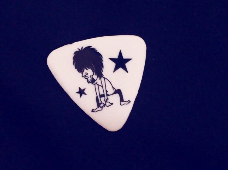 Amity_BANKS's tweet photo. ライブで、モッシュに参加できたしメンバーにサイン書いてもらえたし一緒に参戦した人がピック貰えてたしグッズもいっぱい買ったし今日は最高だわ✨✨ https://t.co/VMODJ6qKJ6