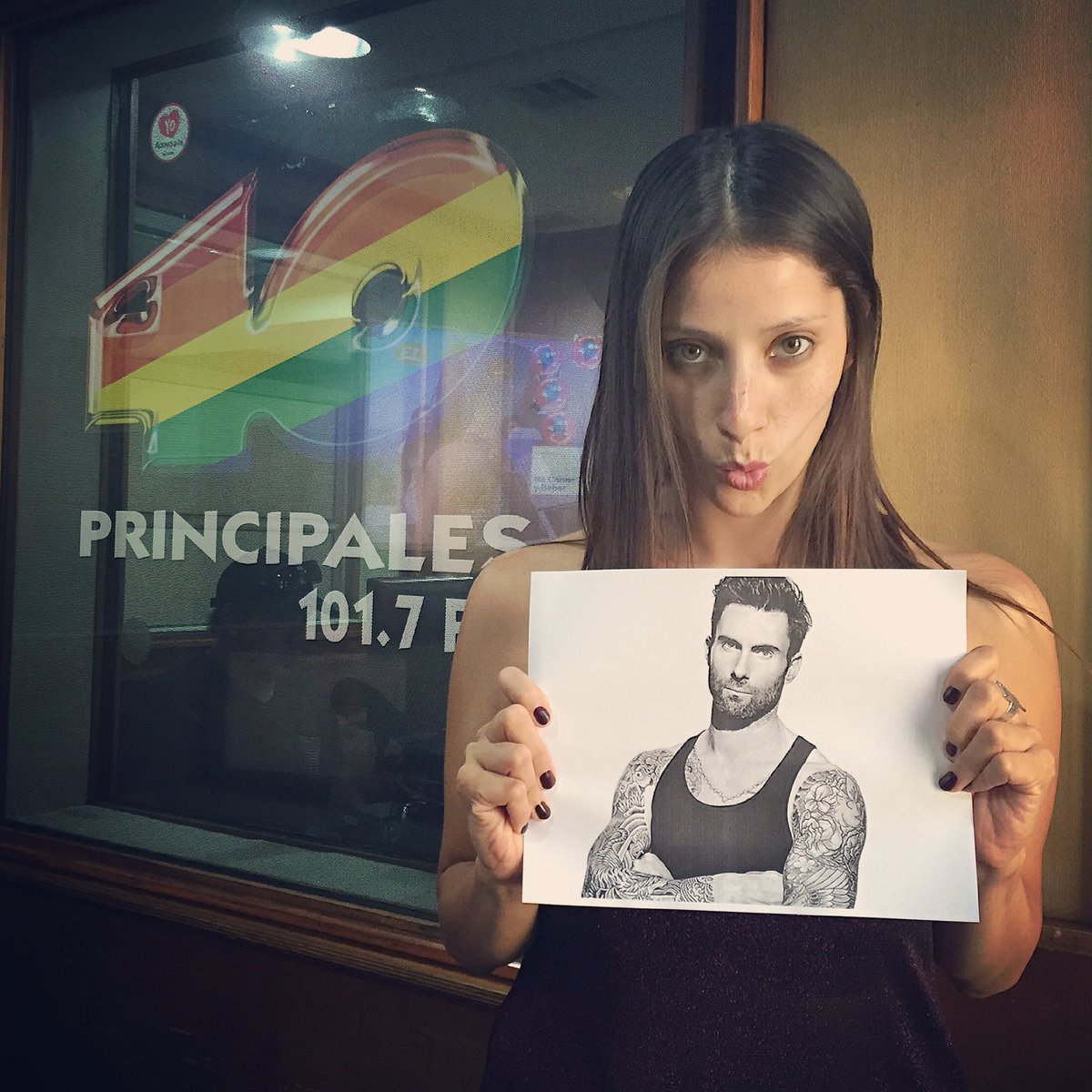 40ChileOficial's tweet photo. Hoy en #Pagina40 ya estamos en "modo Maroon5 " y regalaremos entradas...hasta las 15:00 horas por la 101.7! https://t.co/8YS8cEG4Aj