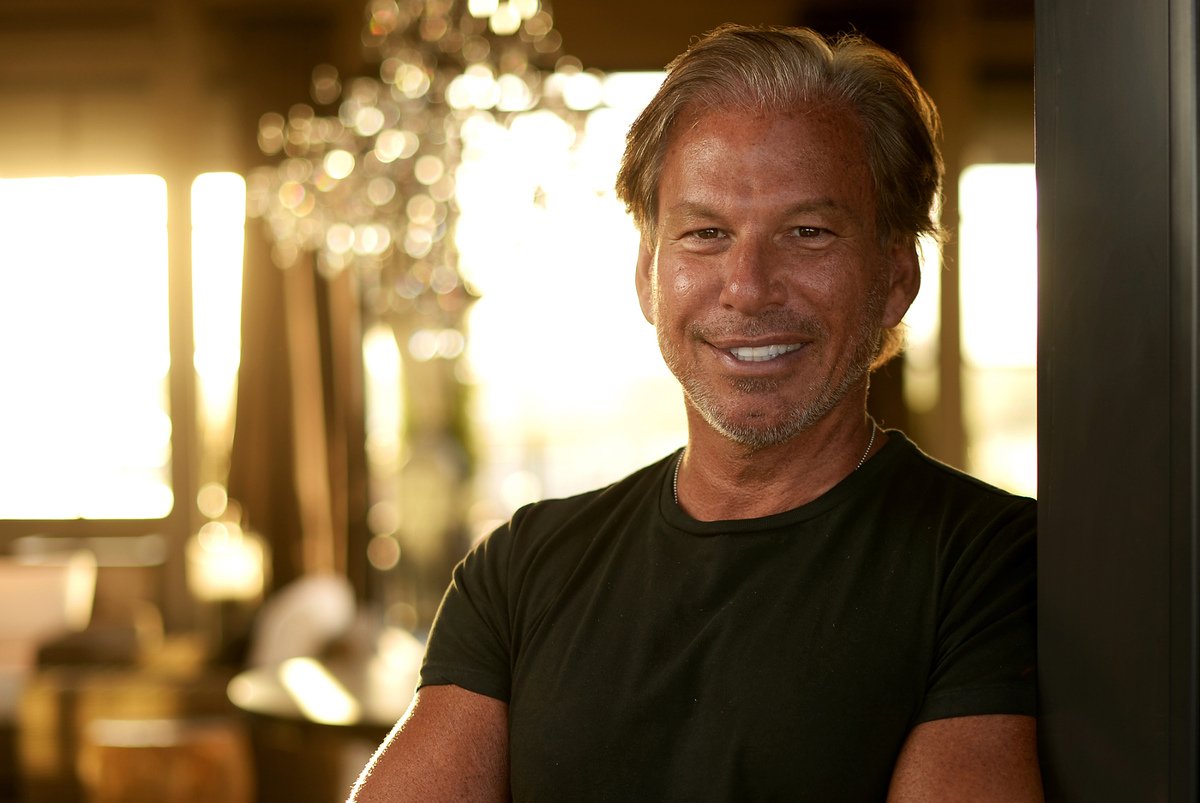business's tweet photo. Restoration Hardware CEO sends a scorching memo: Delight the customer or lose your job https://t.co/pG8cg2fCBl https://t.co/ul5cui72e7