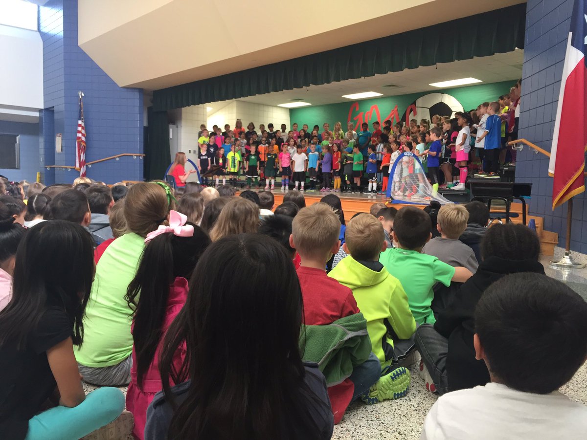 MrsMayerCPES's tweet photo. 2nd grade program rocking it! #CPESloveslearning @TISDCPES #HallsCrew https://t.co/iSL00LY5uB