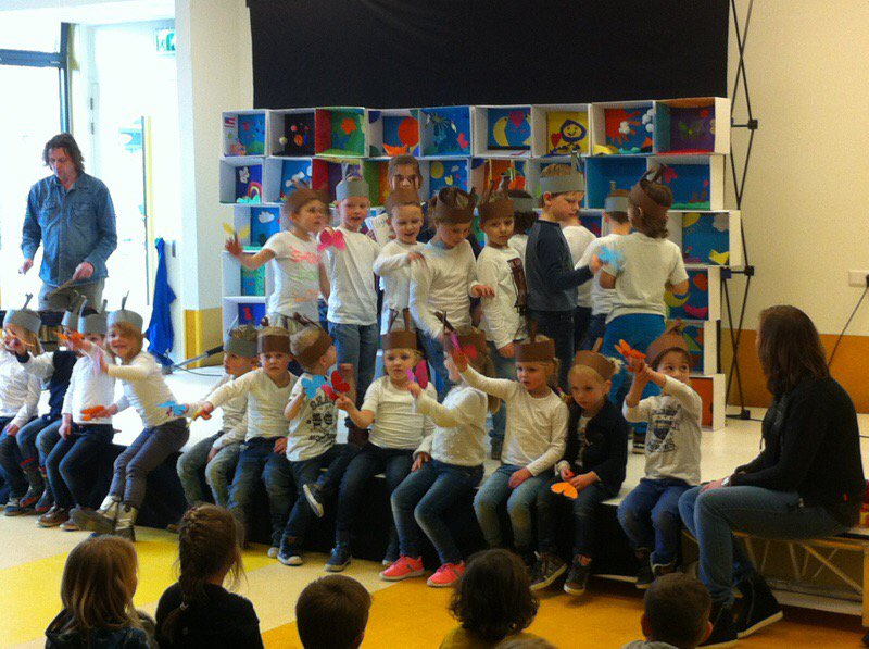 Reisopera's tweet photo. VLINDER #dagproject Vlinder op brede school De Imenhof met >100 kndrn was weer 'n feest! @ProvOverijssel #educatie https://t.co/qSuiPZNQme