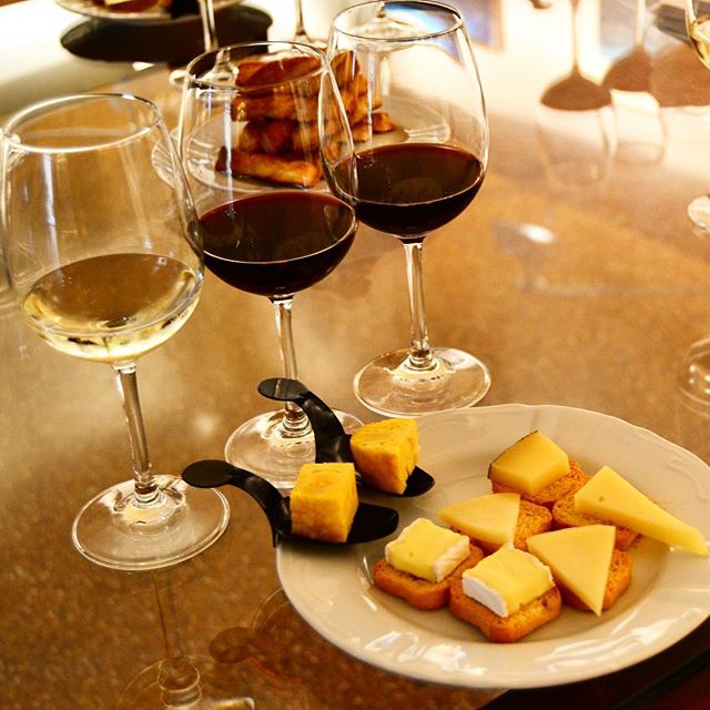 Finishing the week with good wine and tapas… Have a nice weekend! #winetourismspain #gastronomy #spain