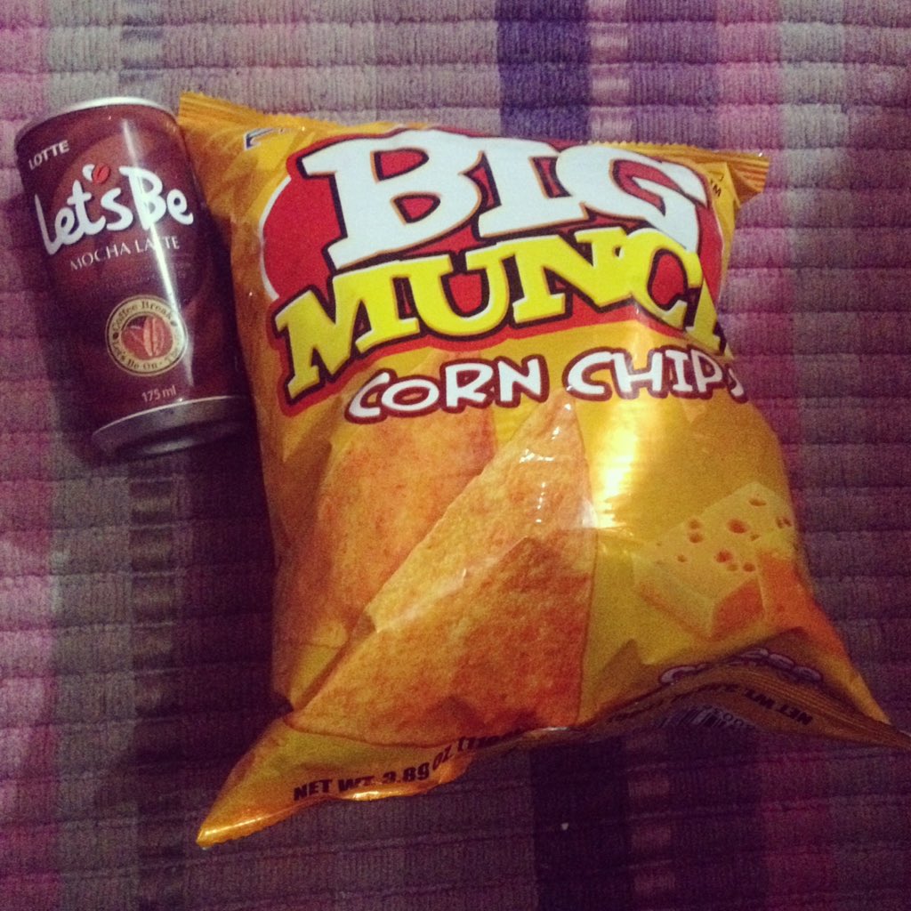 ivySibug's tweet image. #letsbe #midsnack 😊😳😍💙💙💙💋