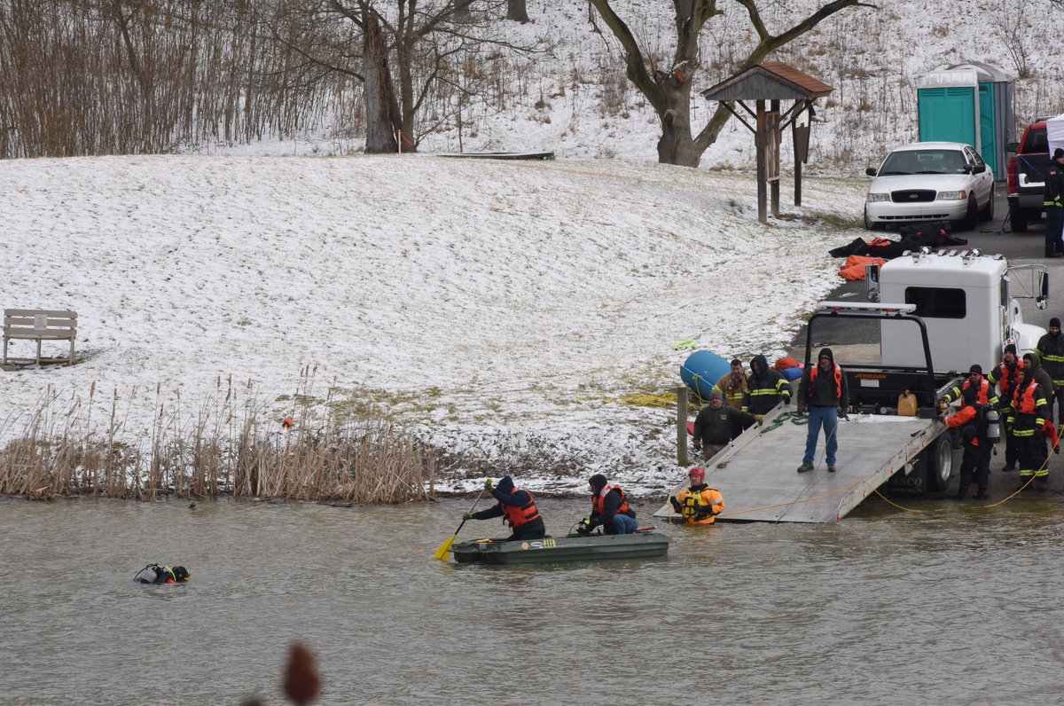 Divers continue to try to pull car from Canonsburg Lake with driver inside