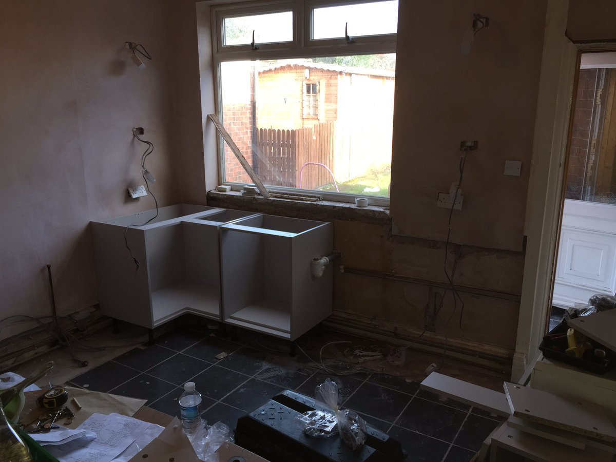 tbjandp's tweet photo. Gloss Kashmir kitchen with integrated fridge,microwave black square edge worktops and range cooker (before) https://t.co/5NjrxQr1qZ