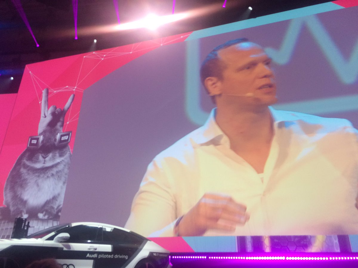 MPohlmannde's tweet photo. Der Hase rechts ist cool! #OMR16 https://t.co/WWwTRv0Jwq
